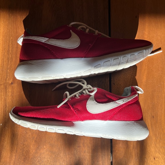 roshe run red and white